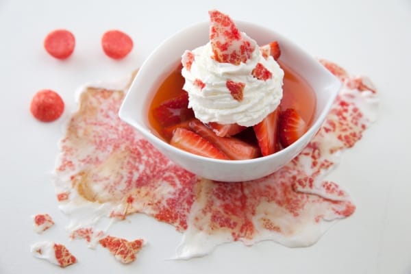 Marinade de fraises au poivre de Timut, chantilly minute et chips de Tagada