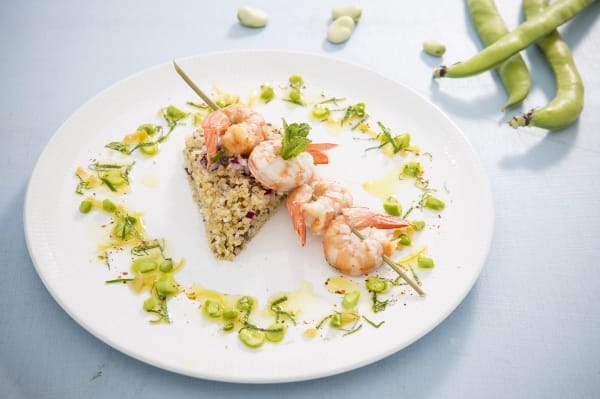 Gambas, céréales, condiment citron, menthe et févettes, bouillon chaud aux herbes infusées 
