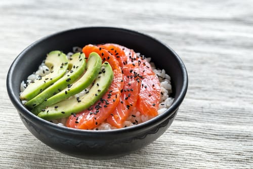 Poke bowl au saumon mariné soja miel et sésame, riz et céréales anciennes