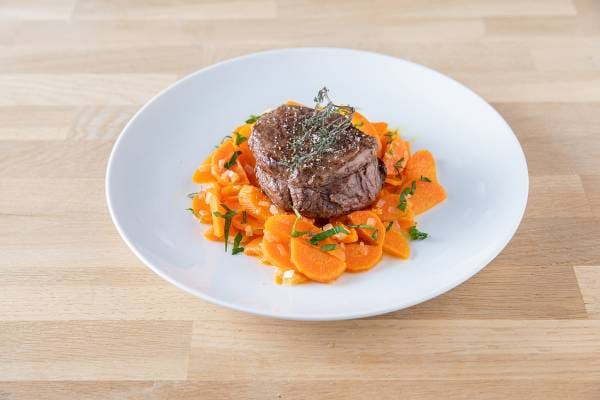 Pièce de boeuf, piquée de thym, carotte vichy et gingembre
