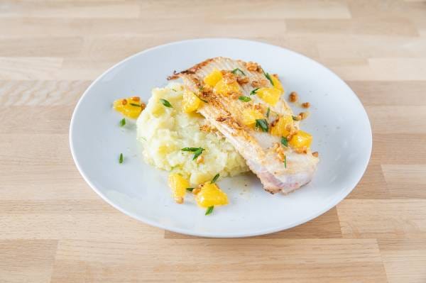 Aile de raie à la poêle, pommes de terre et pommes vertes écrasées, sauce agrumes