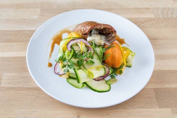 Ballottine de veau pochée, légumes croquants au citron confit