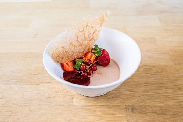 Panna cotta fraise, coriandre et fruits rouges 