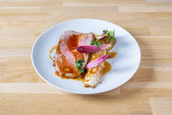 Tranches de gigot d'agneau à l'ail, endives braisées au jus d'agneau
