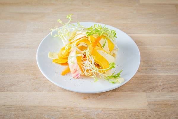 Salade de légumes d'automne en copeaux, vinaigrette noisette et cidre
