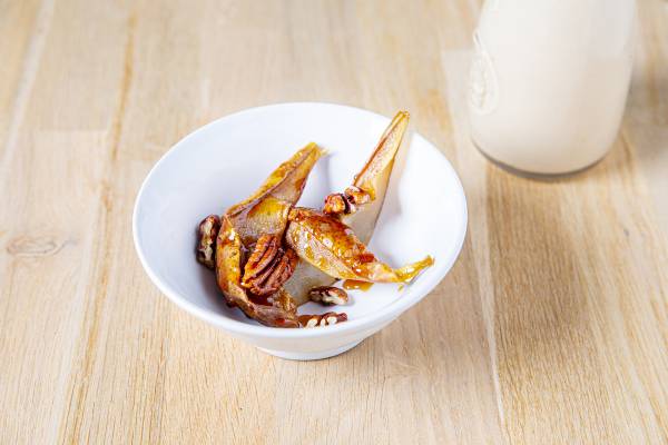Soupe de poire, poire caramélisée au miel et noix de pécan 