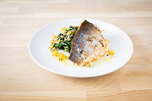 Filet de daurade, côtes de blette et épinards sautés, vierge de graines aux agrumes 