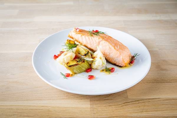 Pavé de saumon laqué, sauce exotique, fricassée de choux et poireau