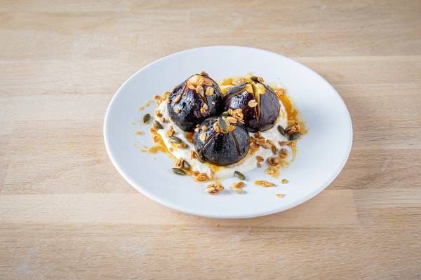 Figues rôties aux épices, sauce fromage blanc à la tonka 