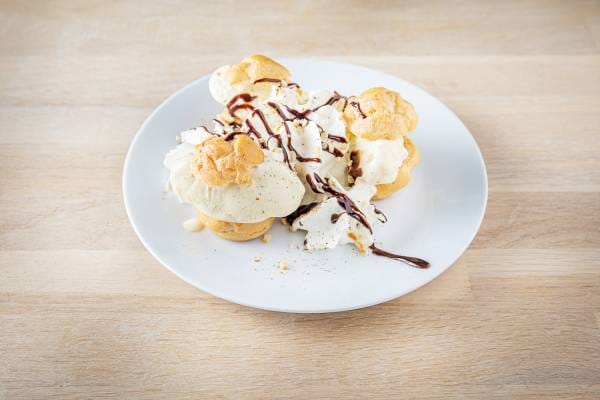 Profiteroles à la vanille, sauce au chocolat 