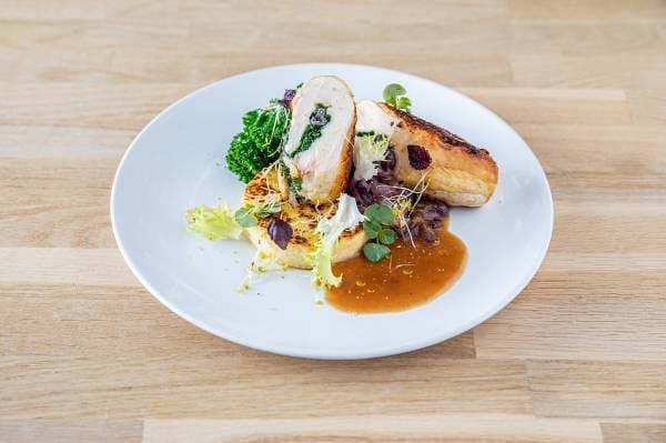 Ballottine de volaille au chou kale et confit d'oignons, polenta croustillante 