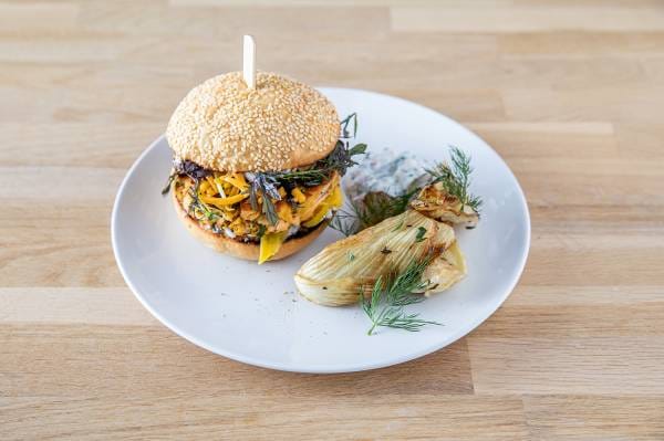 Burger de saumon au curry sauce fromage blanc façon tartare, fenouil braisé au thym