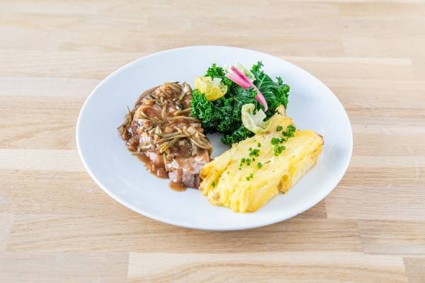 Échine de porc charcutière, gratin de pommes de terre au sel de céleri et chou kale 