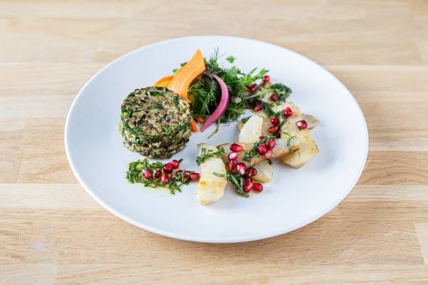 Galette de lentilles à la coriandre, fricassée de topinambour et beurre persillé
