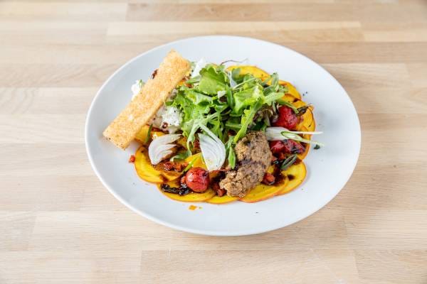 Salade de chorizo au fromage de chèvre, carpaccio de betterave et radis confits