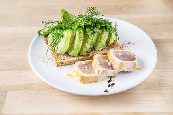 Toast d'avocat à l'huile d'olive et thon aux agrumes 