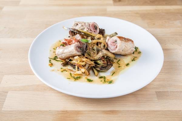 Saltimbocca de veau à la sauge, artichauts poivrades sautés et oignons caramélisés 