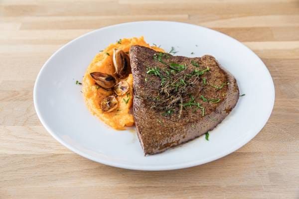 Tranche de foie de veau, purée de patate douce au citron confit