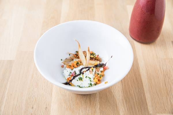 Crème de betterave rouge, caillé de chèvre frais et échalotes frites