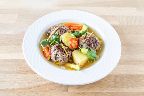 Soupe aux boulettes d'agneau et légumes 