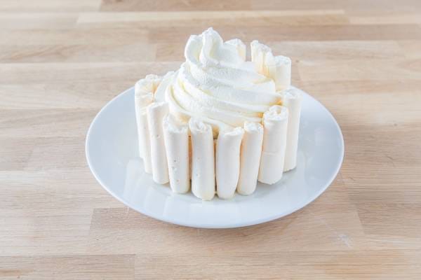 Vacherin à la vanille et crème chantilly 