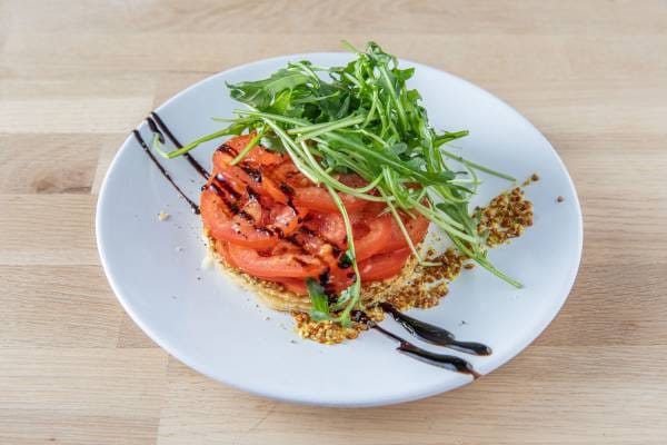 Tarte fine à la tomate et moutarde à l'ancienne, roquette 