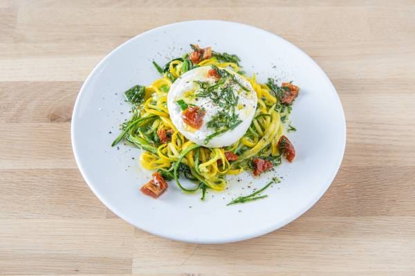 Spaghettis de duo de courgettes à la menthe et burrata 