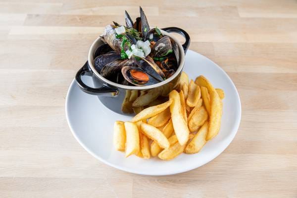 Moules marinières et ses frites de patate douce