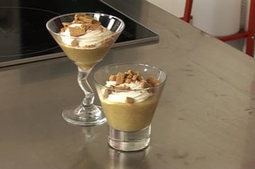 Compote de rhubarbe, cannelle et crème fraîche