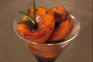 Pêches flambées au Grand Marnier