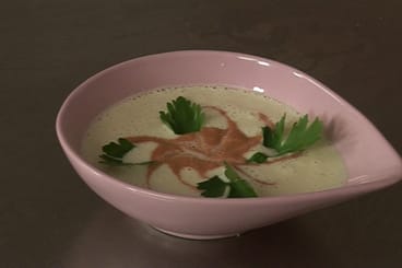 Crème douce de racines d'hiver en rouge et blanc