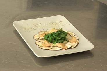Copeaux de foie gras au sel, cèpes marinés et salade de cerfeuil