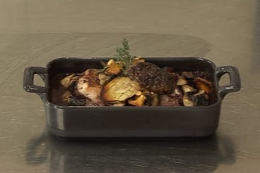 Râble de lapin confit aux échalotes grises, vin rouge et champignons