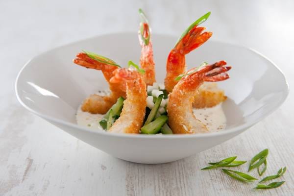 Langoustines juste saisies, asperges vertes poêlées et crues, agrumes et noisettes