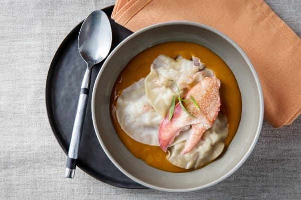 Raviole de homard à l'estragon et citron confit vapeur de citronnelle