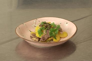 Wok de sauté de canard au jus de pomme et carottes jaunes