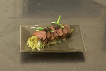 Boeuf vapeur à la purée de tomates séchées, chou et morilles