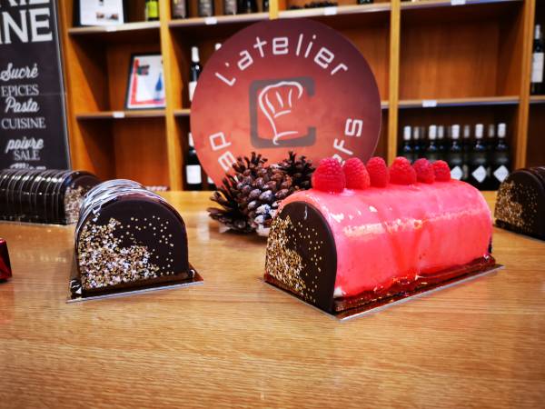 Entremet chocolat blanc framboise mangue, cœur mange-passion, biscuit pain de gêne pistache 