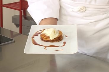 Pomme caramélisée au sukiyaki et montée comme une tarte Tatin