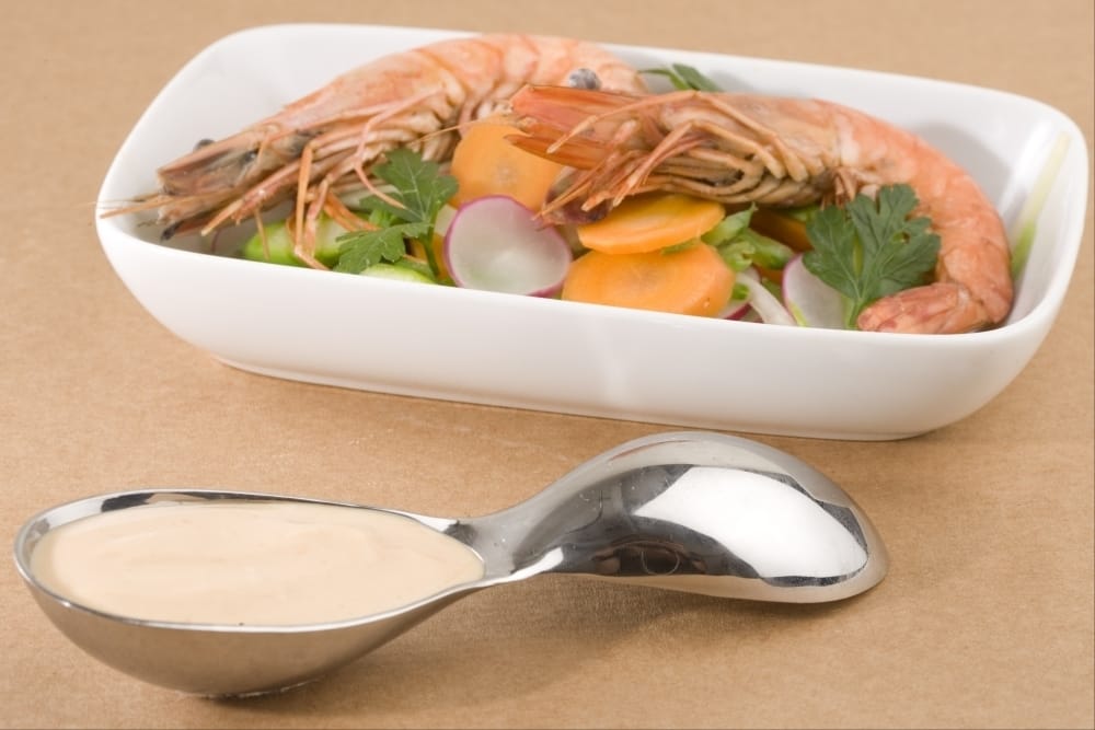 Gambas rôties entières, légumes croquants et sauce cocktail