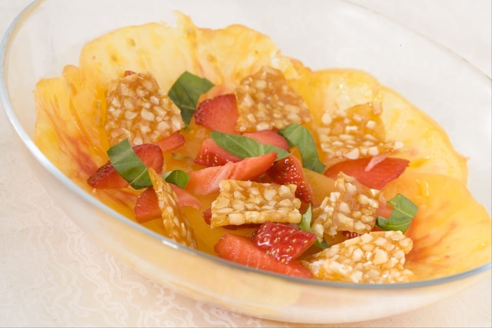 Carpaccio de tomates et fraises à la nougatine
