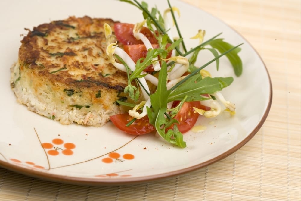 Crabe cake, mesclun de salade