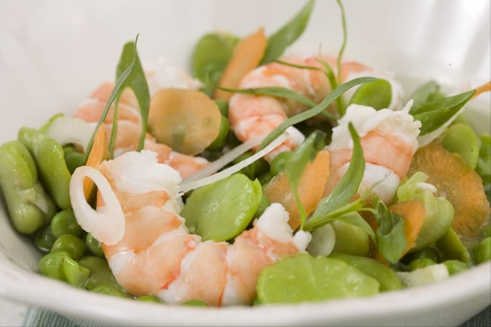 Nage de gambas, mitonnée de fèves et petits pois frais