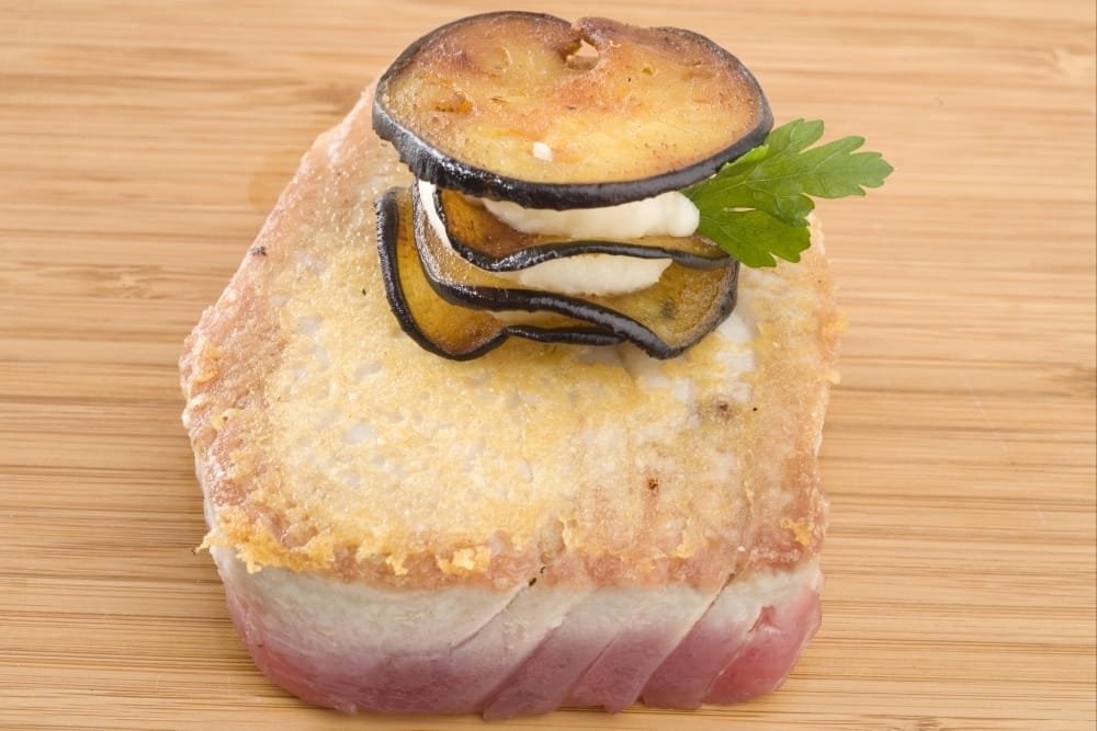Thon à l'unilatérale, mille-feuille d'aubergine
