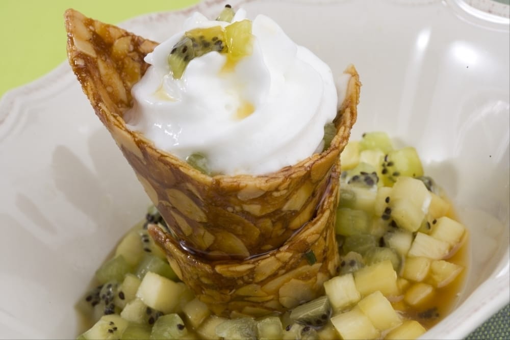 Minestrone de kiwis et ananas, nougatine, émulsion champagne