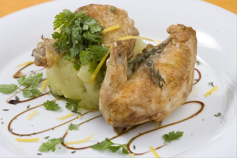 Coquelet grillé huile d'olive citron et fleur de thym, pomme écrasée