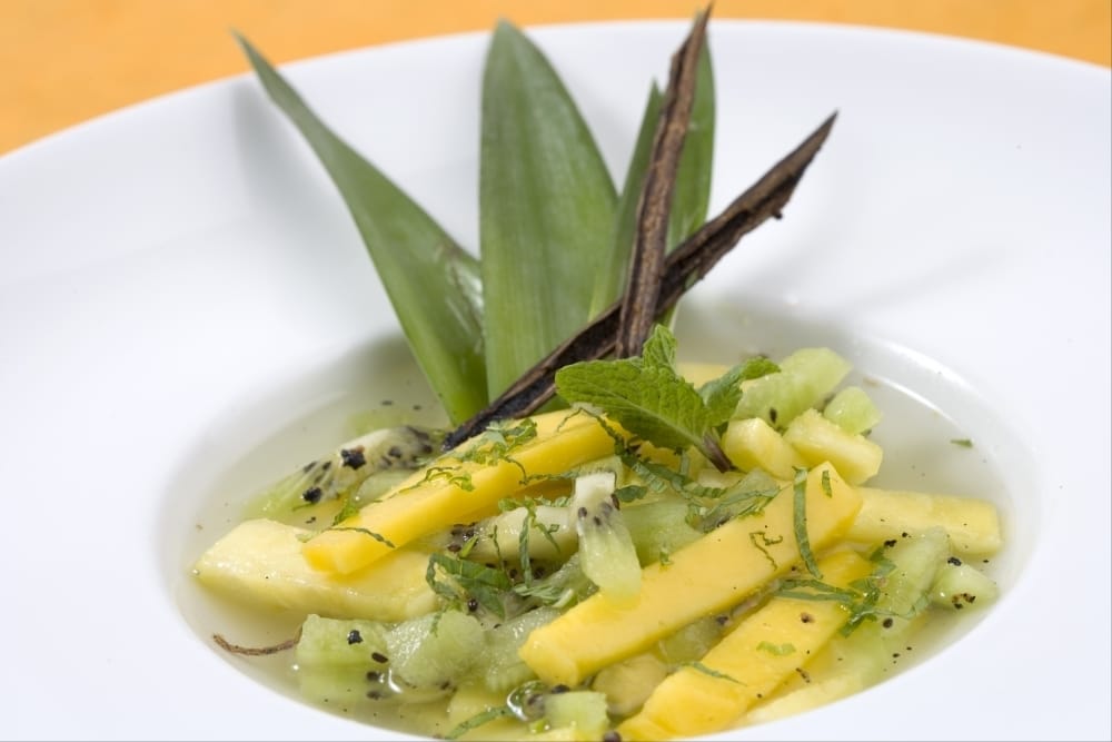 Nage de fruits exotiques à la menthe fraîche