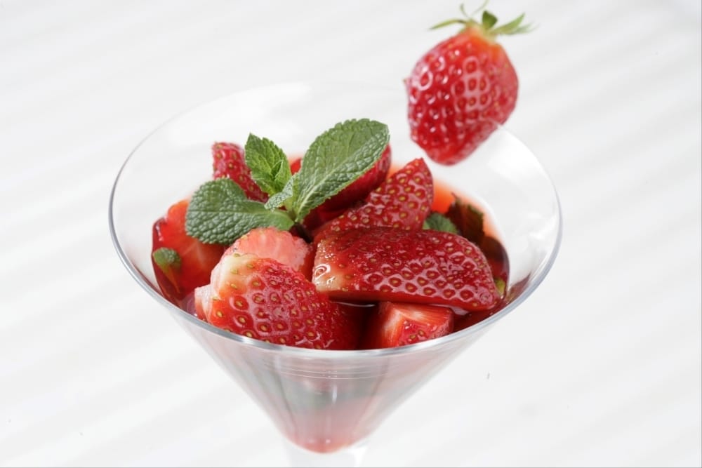 Nage de fraises et framboises à la menthe fraîche