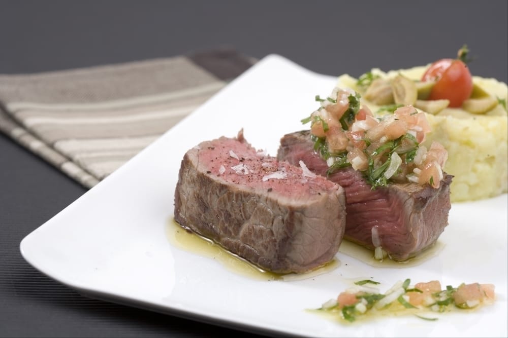 Pièce de boeuf poêlée, vierge de légumes, purée aux olives et cive