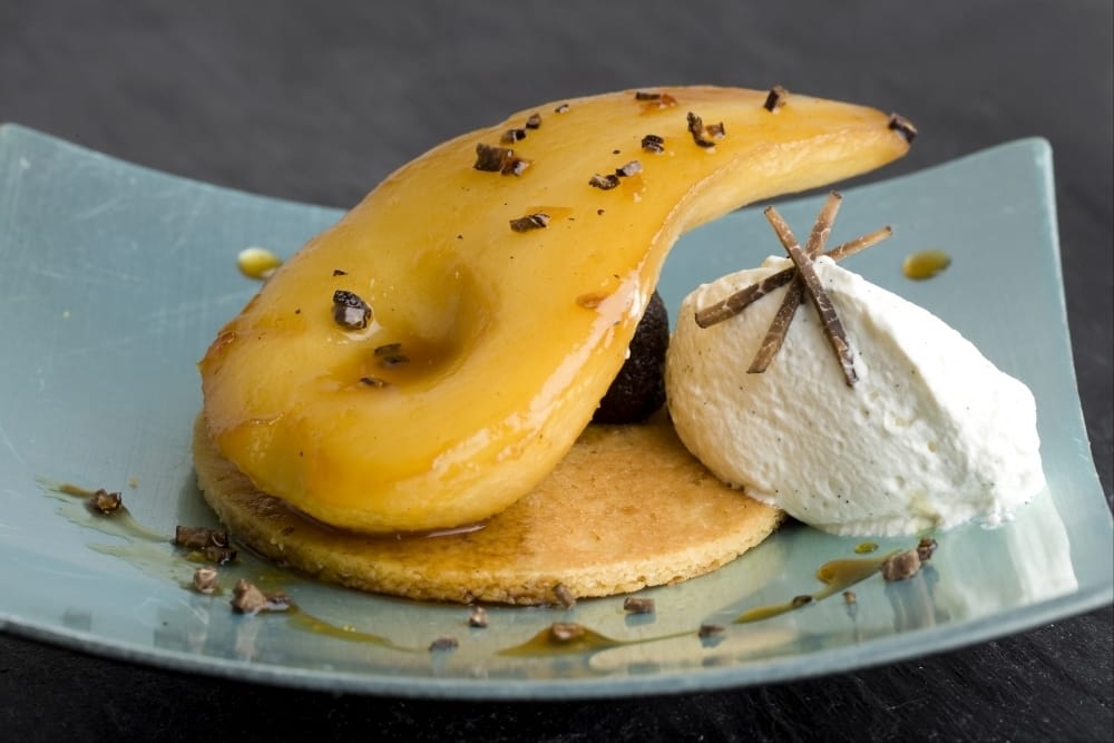 Sablé breton, poire au caramel de truffe et chantilly à la graine de vanille